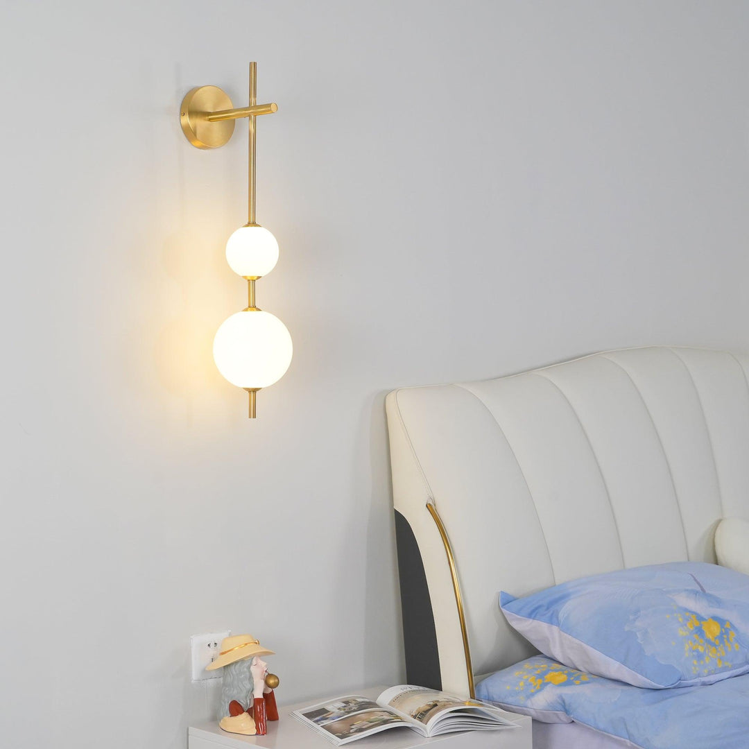 Élégante lampe murale à globe vertical pour une atmosphère enchanteresse