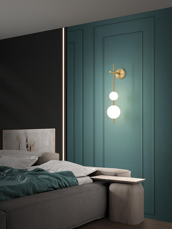 Élégante lampe murale à globe vertical pour une atmosphère enchanteresse