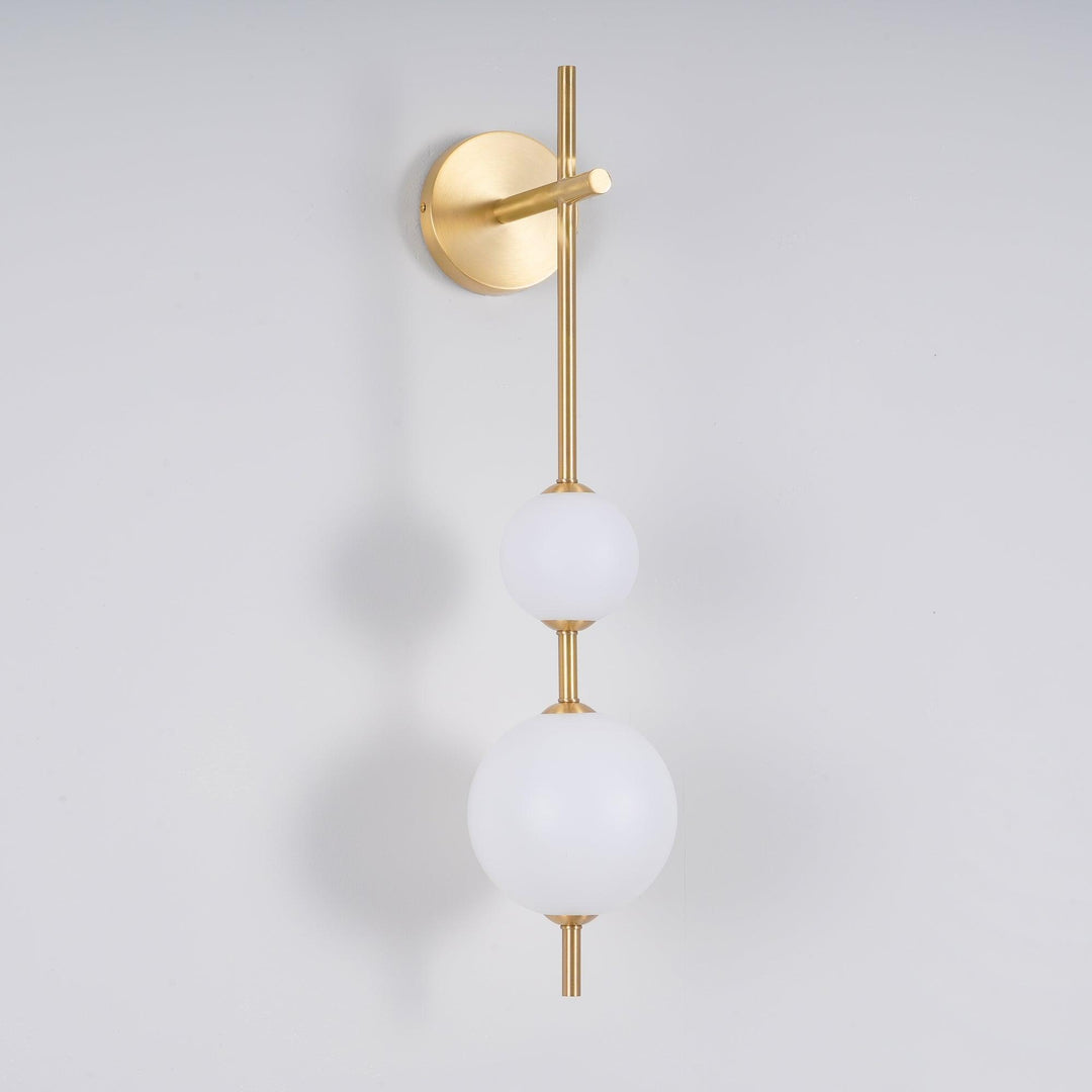 Élégante lampe murale à globe vertical pour une atmosphère enchanteresse