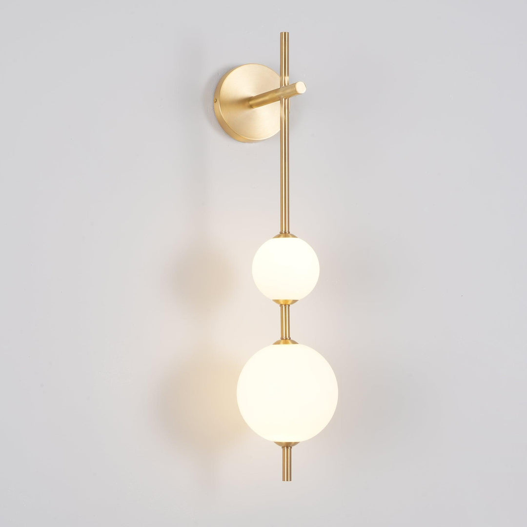 Élégante lampe murale à globe vertical pour une atmosphère enchanteresse