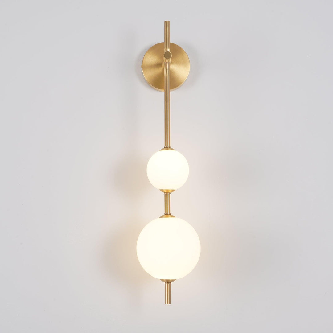 Élégante lampe murale à globe vertical pour une atmosphère enchanteresse