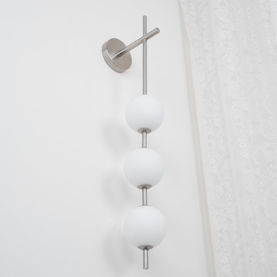 Élégante lampe murale à globe vertical pour une atmosphère enchanteresse