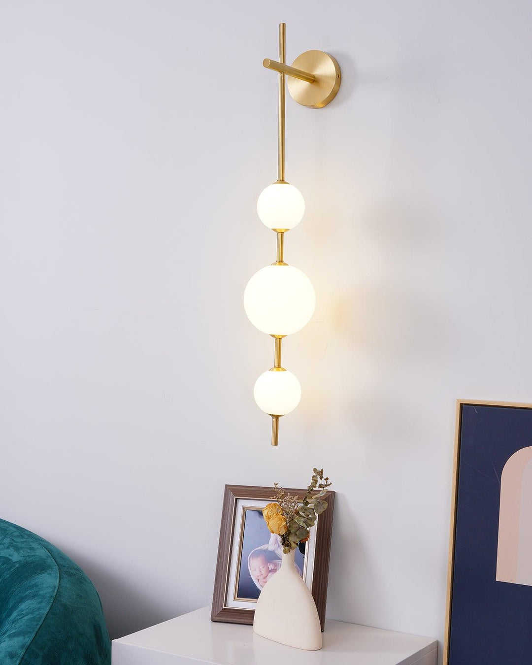 Élégante lampe murale à globe vertical pour une atmosphère enchanteresse
