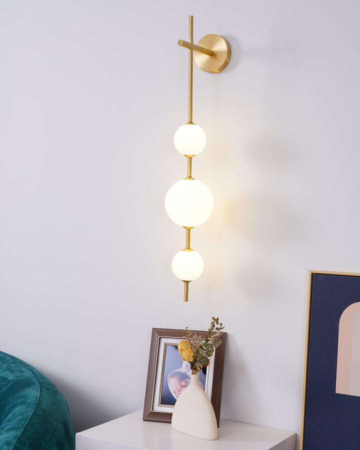Élégante lampe murale à globe vertical pour une atmosphère enchanteresse