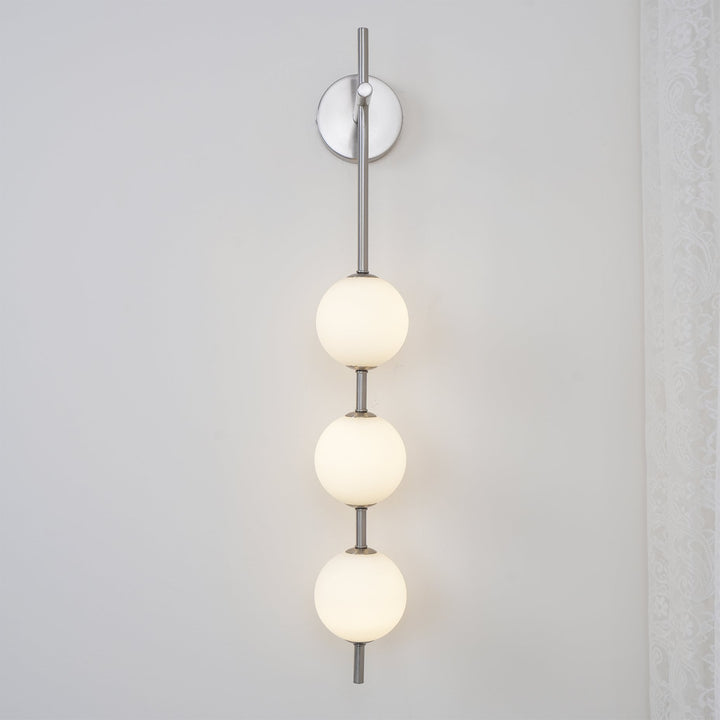 Élégante lampe murale à globe vertical pour une atmosphère enchanteresse