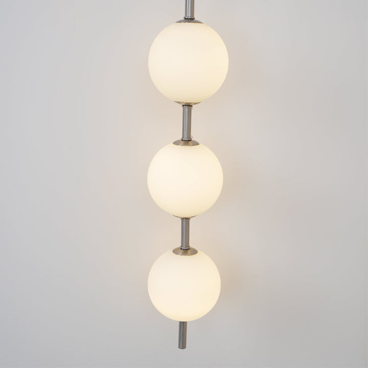 Élégante lampe murale à globe vertical pour une atmosphère enchanteresse