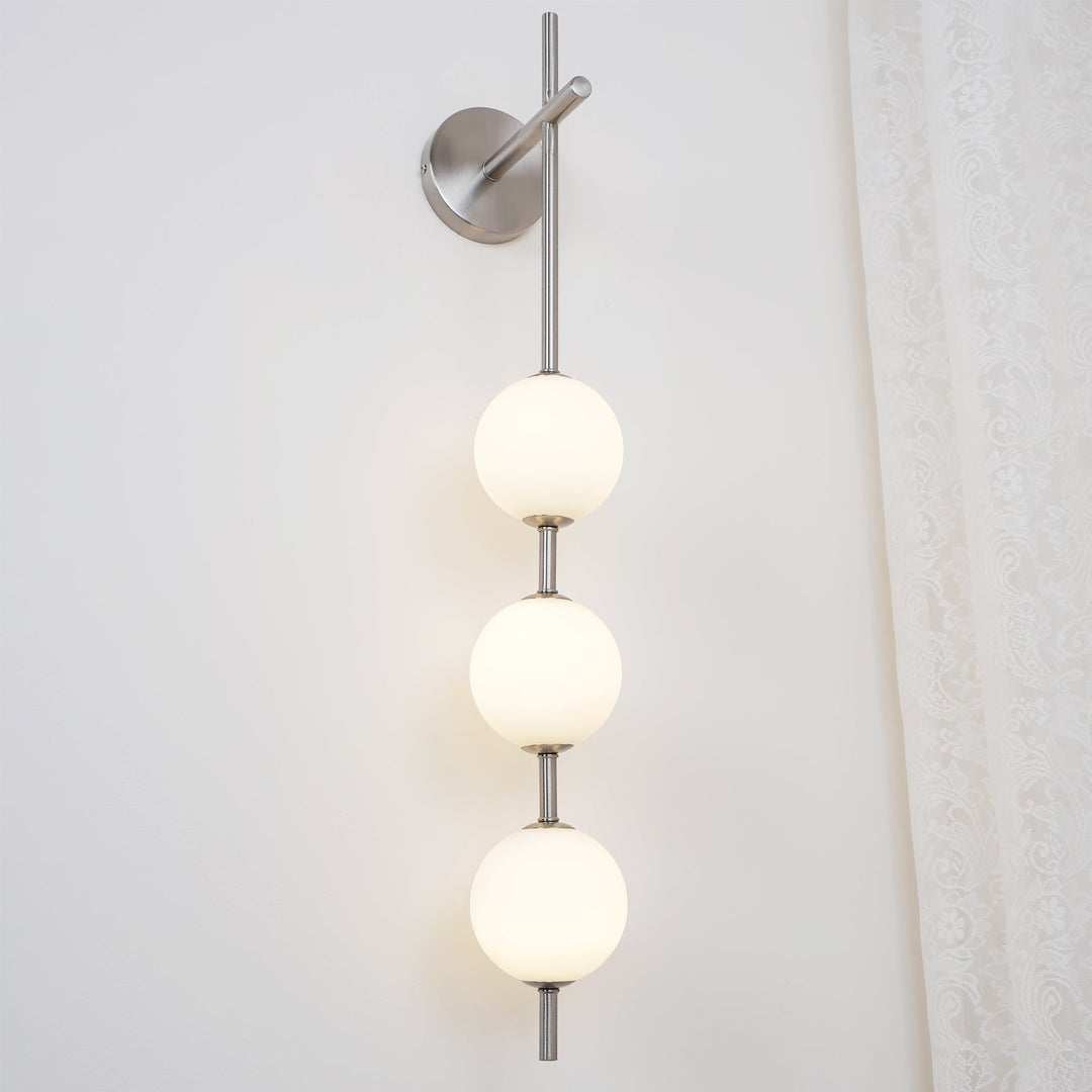 Élégante lampe murale à globe vertical pour une atmosphère enchanteresse