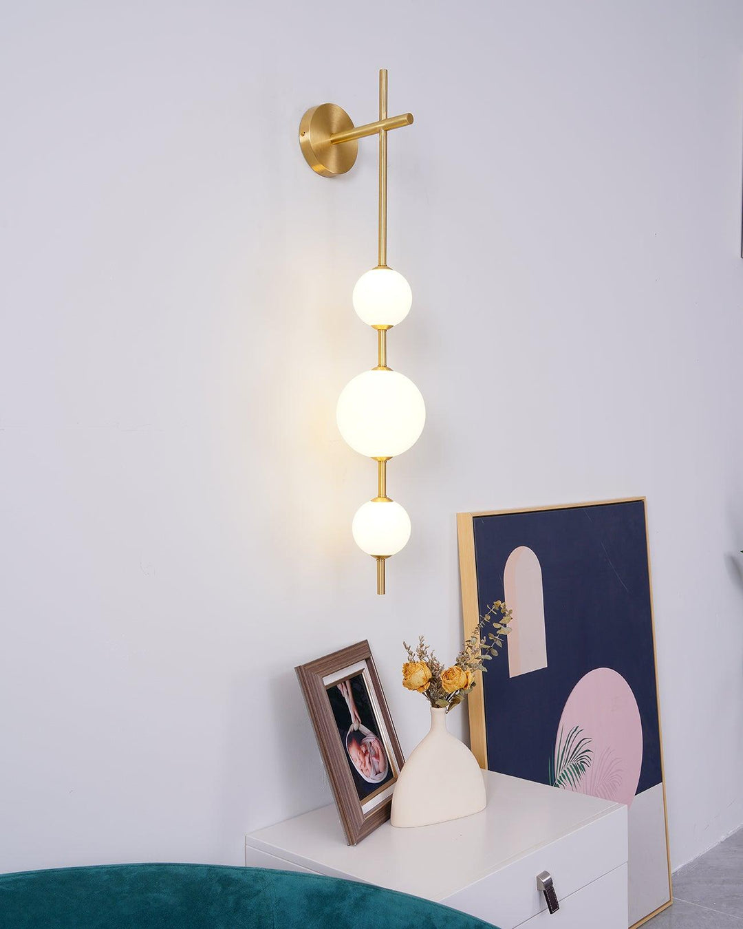 Élégante lampe murale à globe vertical pour une atmosphère enchanteresse