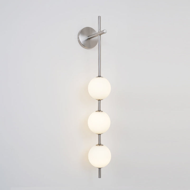 Élégante lampe murale à globe vertical pour une atmosphère enchanteresse