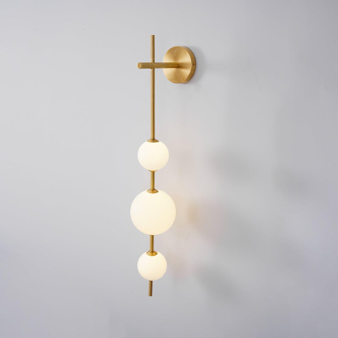Élégante lampe murale à globe vertical pour une atmosphère enchanteresse