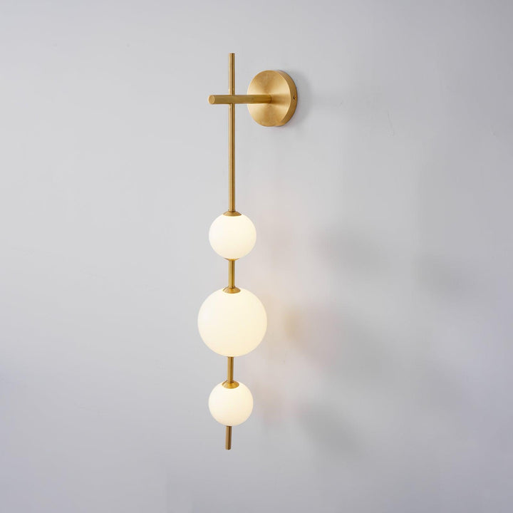 Élégante lampe murale à globe vertical pour une atmosphère enchanteresse