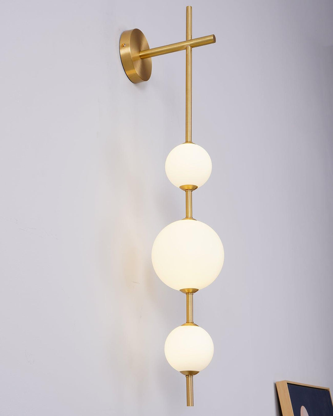 Élégante lampe murale à globe vertical pour une atmosphère enchanteresse