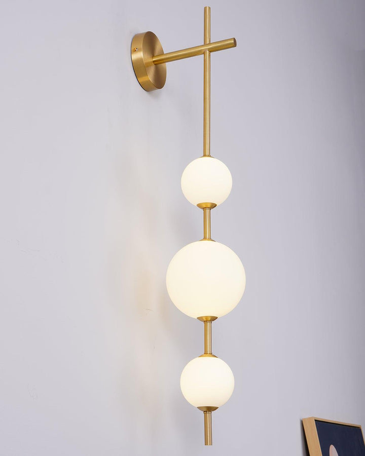 Élégante lampe murale à globe vertical pour une atmosphère enchanteresse