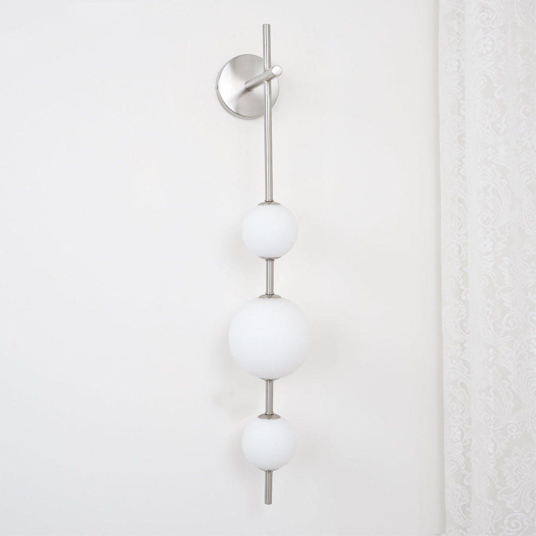 Élégante lampe murale à globe vertical pour une atmosphère enchanteresse