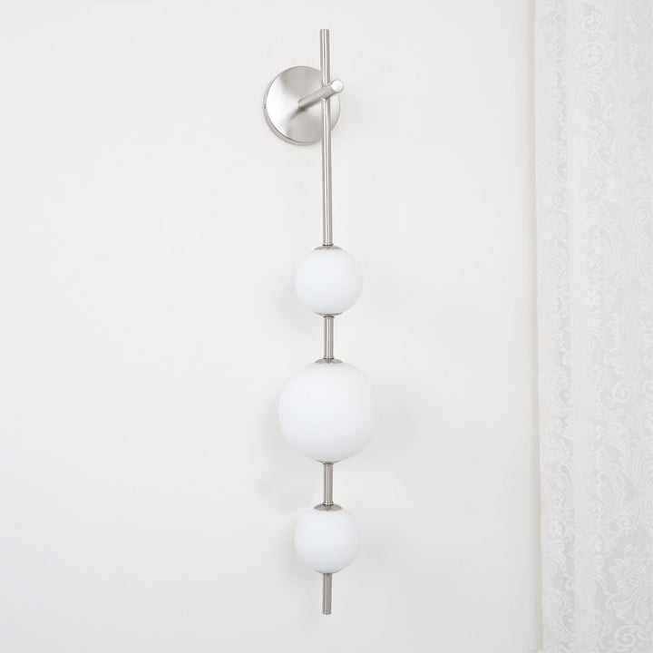 Élégante lampe murale à globe vertical pour une atmosphère enchanteresse
