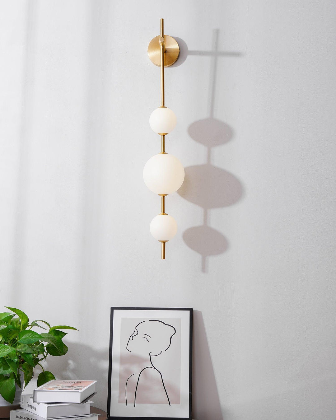 Élégante lampe murale à globe vertical pour une atmosphère enchanteresse