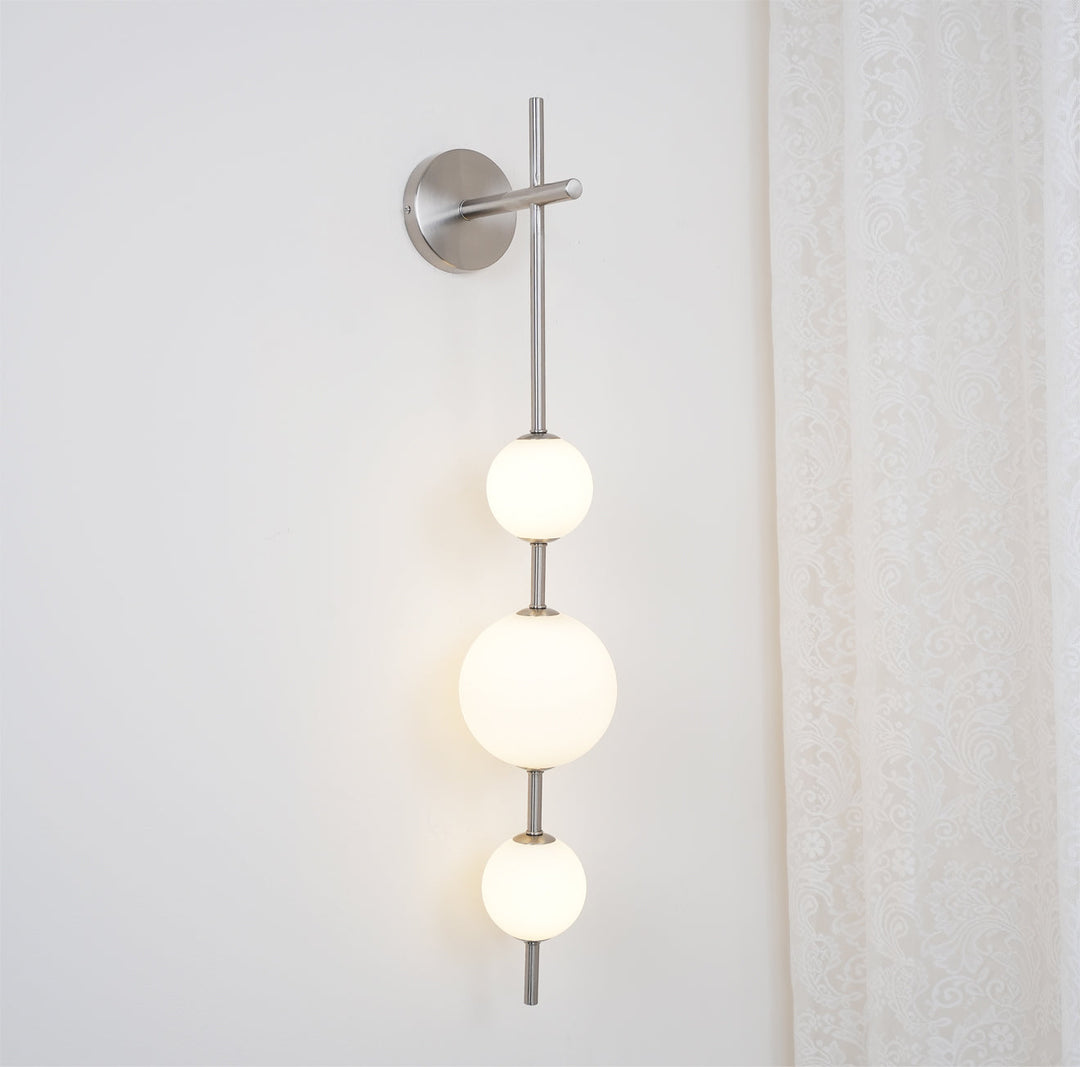 Élégante lampe murale à globe vertical pour une atmosphère enchanteresse