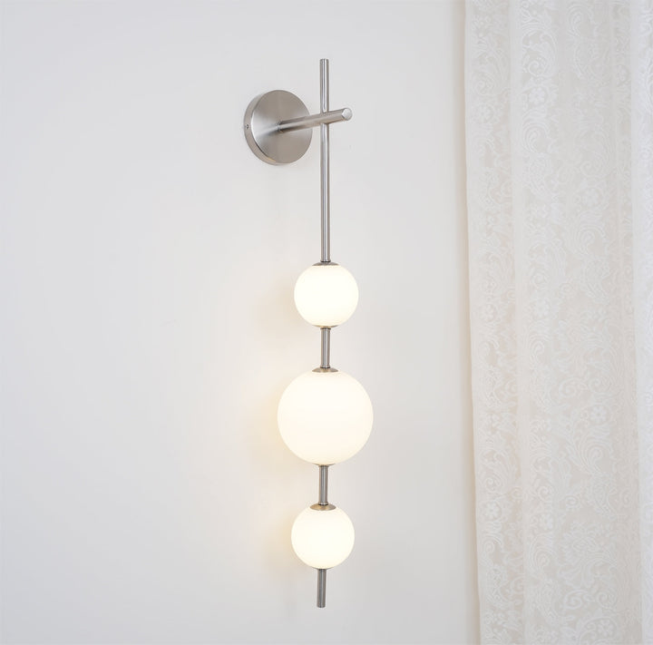 Élégante lampe murale à globe vertical pour une atmosphère enchanteresse