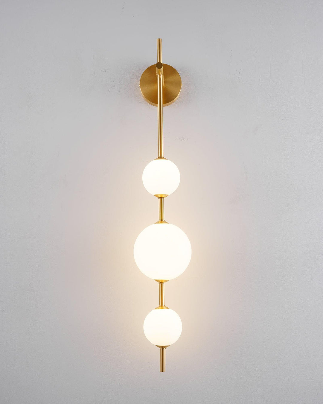 Élégante lampe murale à globe vertical pour une atmosphère enchanteresse