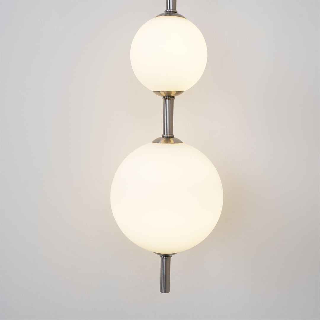 Élégante lampe murale à globe vertical pour une atmosphère enchanteresse