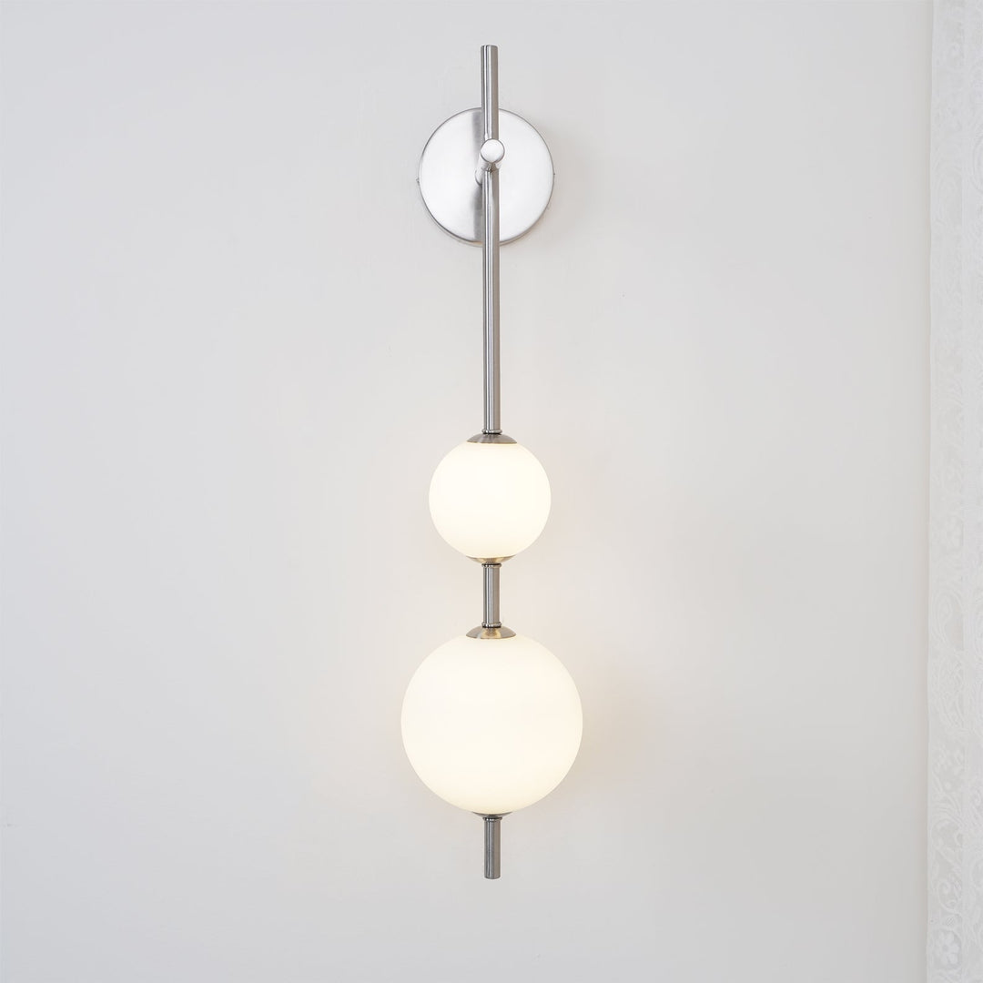 Élégante lampe murale à globe vertical pour une atmosphère enchanteresse