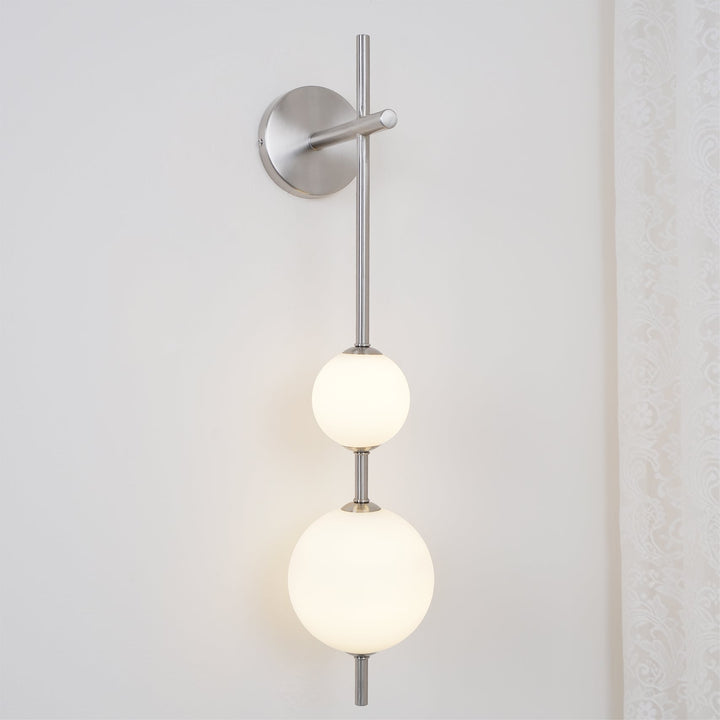 Élégante lampe murale à globe vertical pour une atmosphère enchanteresse