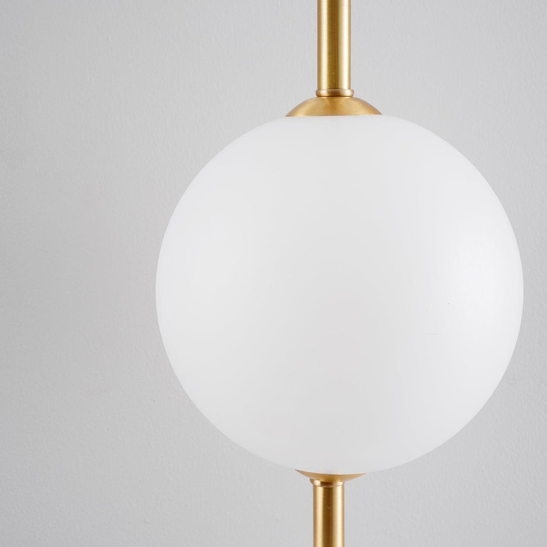 Élégante lampe murale à globe vertical pour une atmosphère enchanteresse
