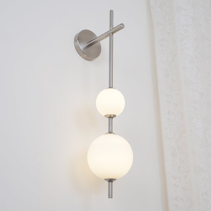 Élégante lampe murale à globe vertical pour une atmosphère enchanteresse