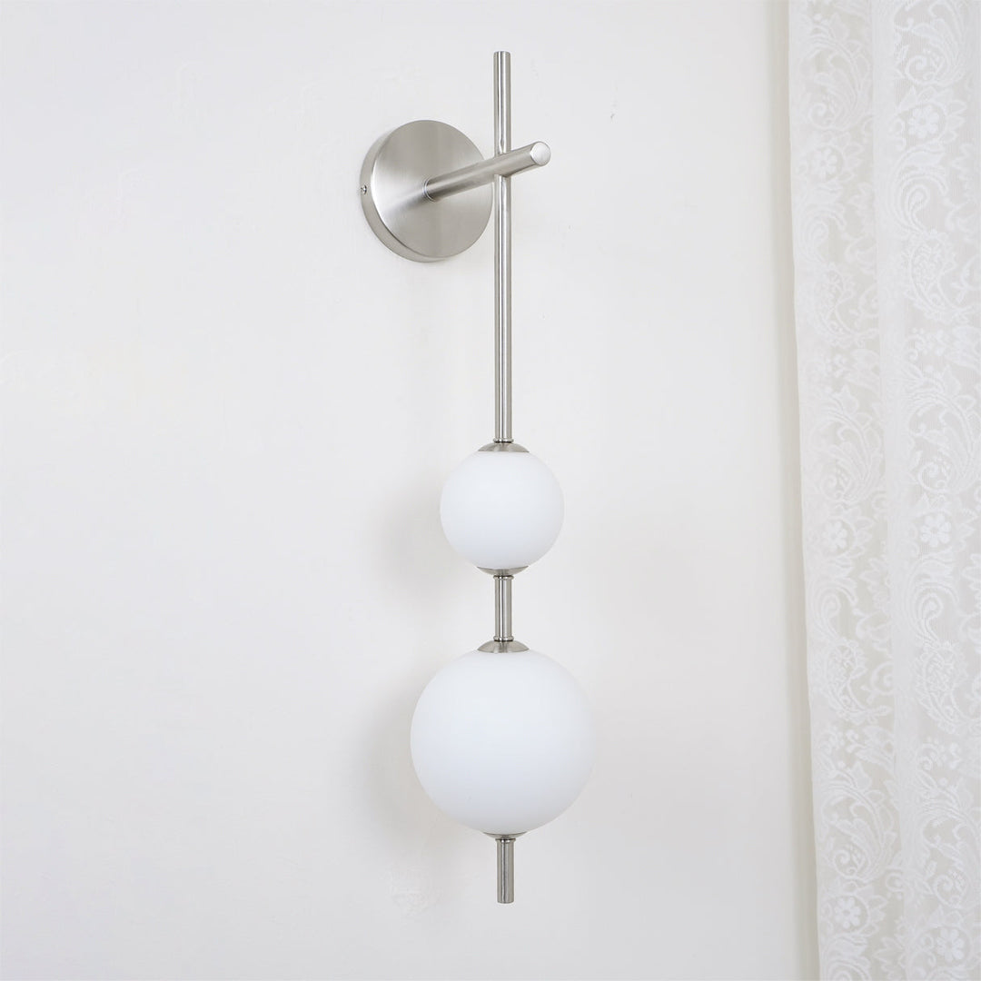 Élégante lampe murale à globe vertical pour une atmosphère enchanteresse