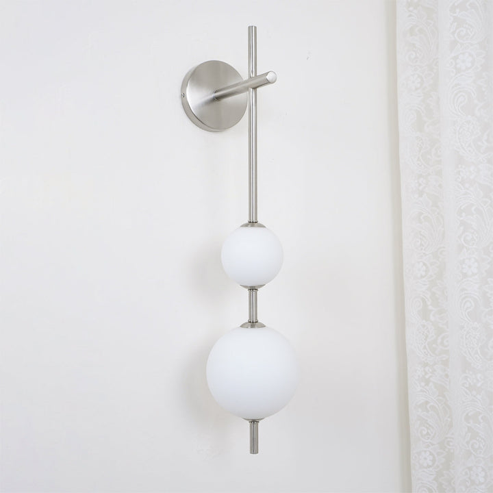 Élégante lampe murale à globe vertical pour une atmosphère enchanteresse