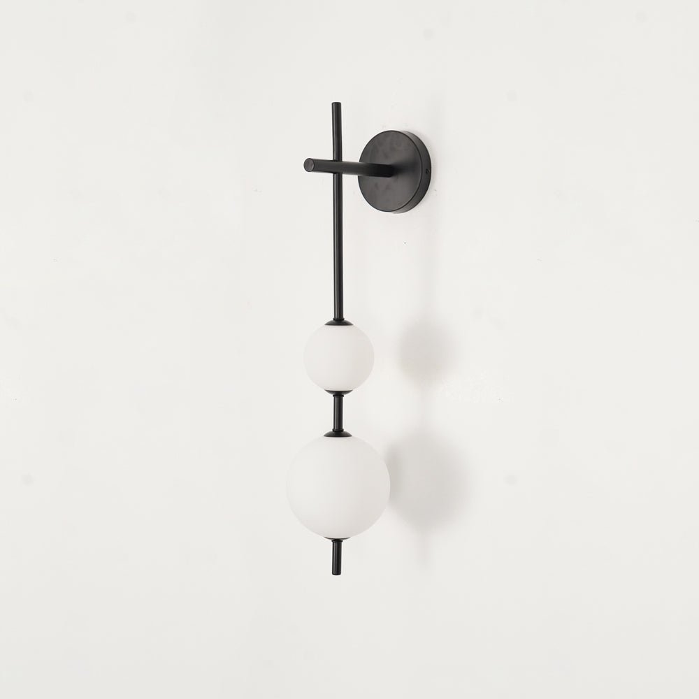 Élégante lampe murale à globe vertical pour une atmosphère enchanteresse