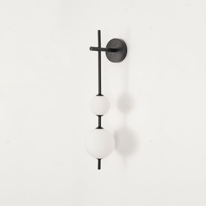 Élégante lampe murale à globe vertical pour une atmosphère enchanteresse