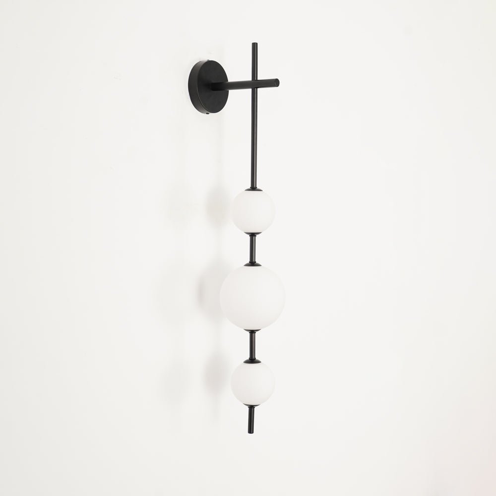 Élégante lampe murale à globe vertical pour une atmosphère enchanteresse