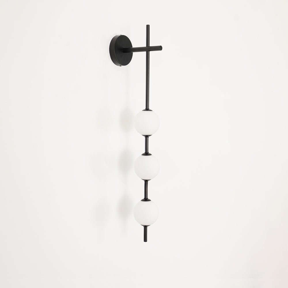 Élégante lampe murale à globe vertical pour une atmosphère enchanteresse