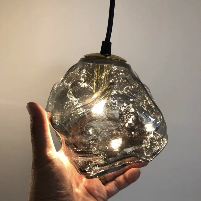 Lampe suspendue en verre de lave pour une atmosphère enchanteresse