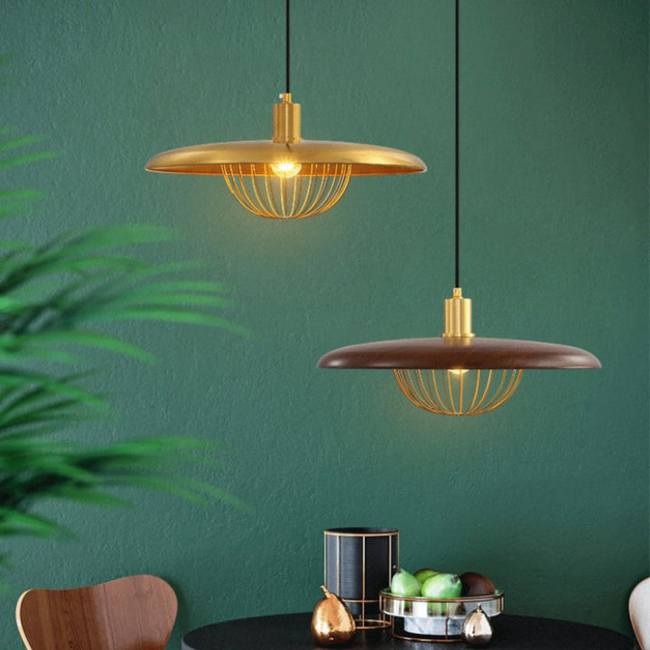 Lampes suspendues élégantes à l'aspect boisé