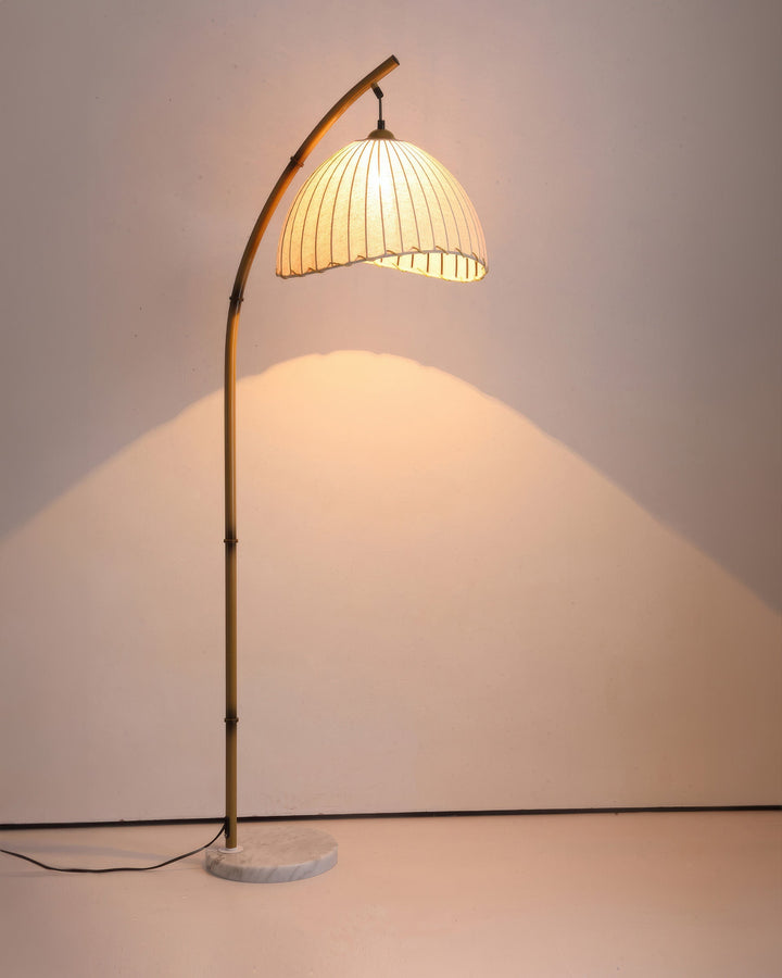 Lampadaire en bambou pour une ambiance sereine