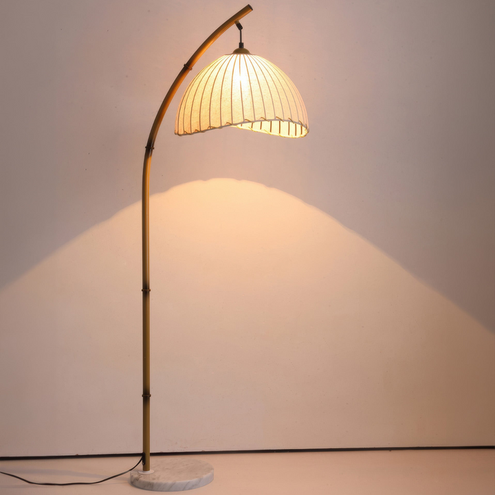 Lampadaire en bambou pour une ambiance sereine