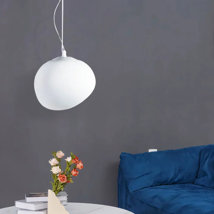 Elégante lampe suspendue en forme de galet blanc pour un éclairage d'ambiance