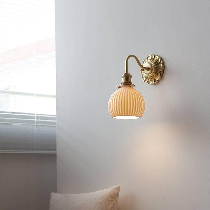 Lampe murale élégante en céramique pour un environnement domestique atmosphérique