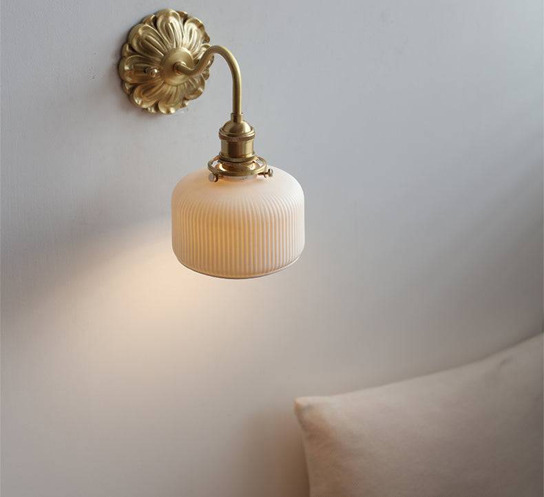 Lampe murale élégante en céramique pour un environnement domestique atmosphérique