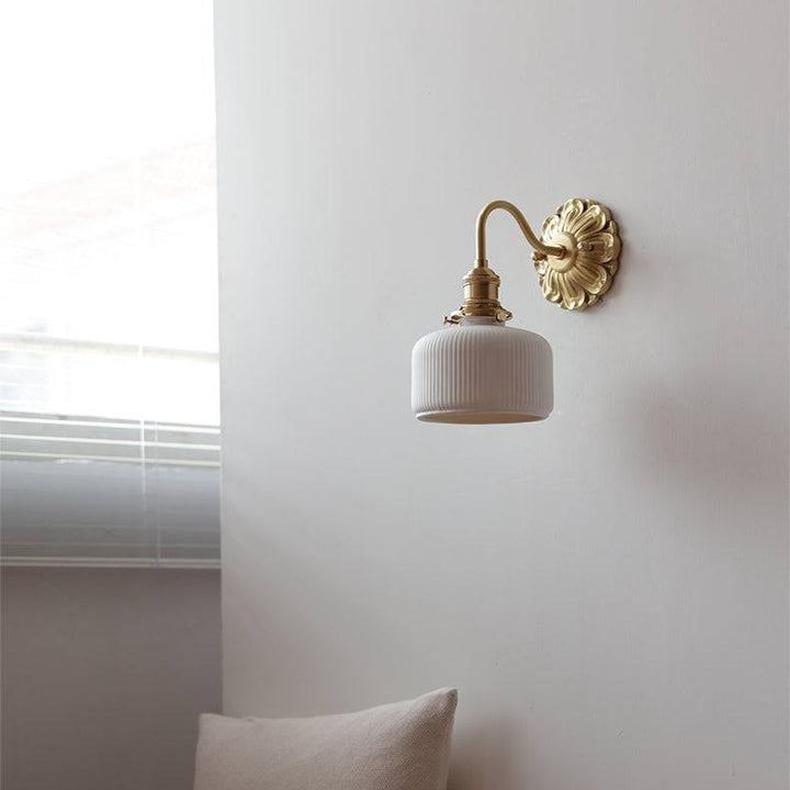 Lampe murale élégante en céramique pour un environnement domestique atmosphérique