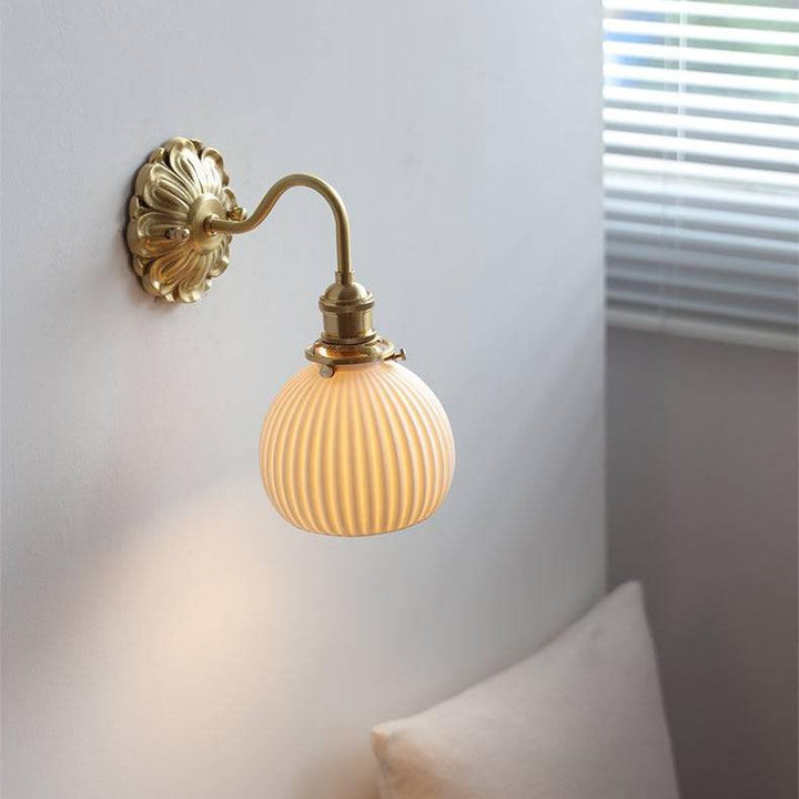 Lampe murale élégante en céramique pour un environnement domestique atmosphérique