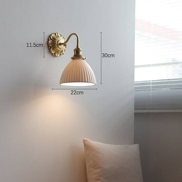 Lampe murale élégante en céramique pour un environnement domestique atmosphérique