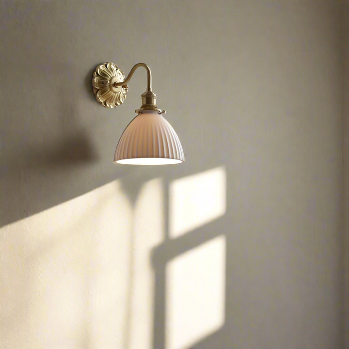 Lampe murale élégante en céramique pour un environnement domestique atmosphérique