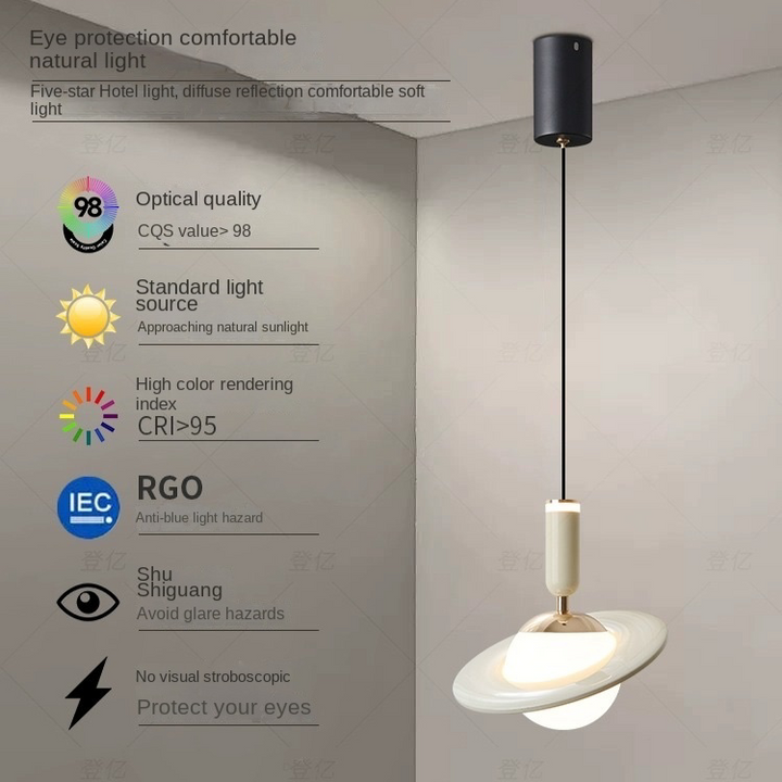 Superbe lampe suspendue Saturn pour les intérieurs élégants