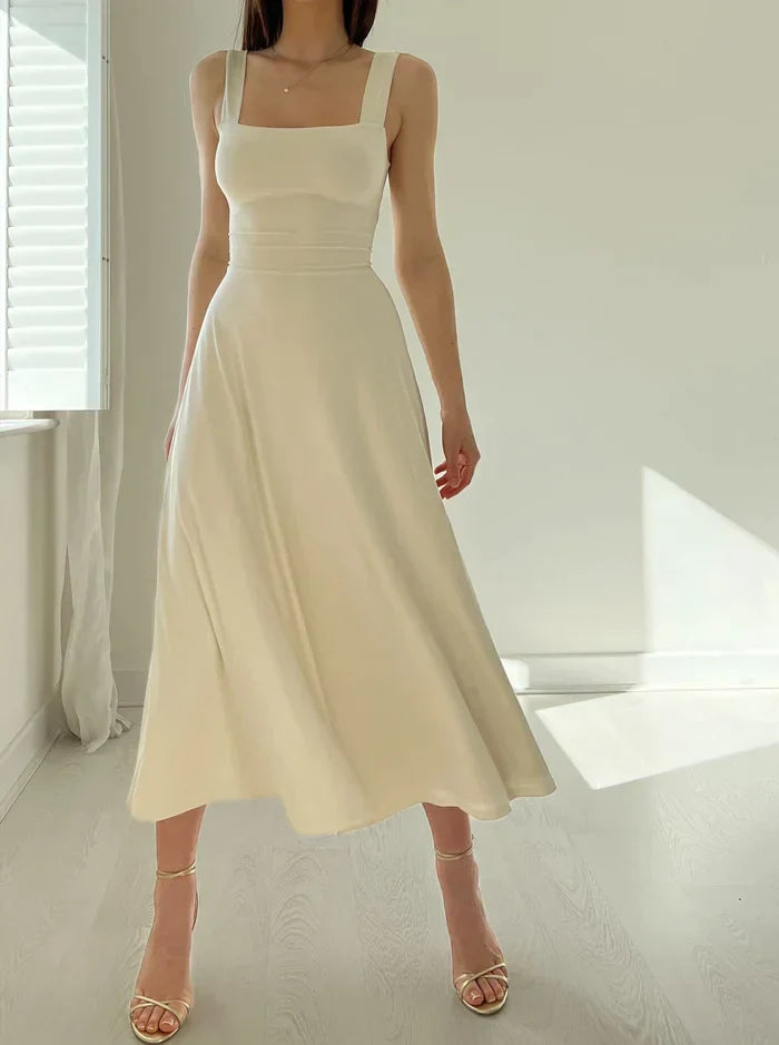 Mini robe cintrée chic avec larges bretelles élégantes