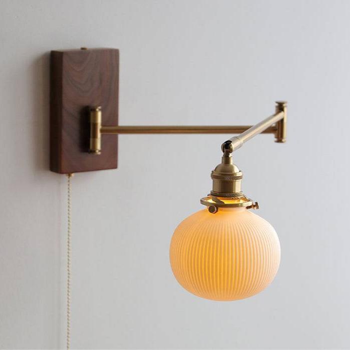 Lampe murale élégante en céramique avec de beaux accents en bois