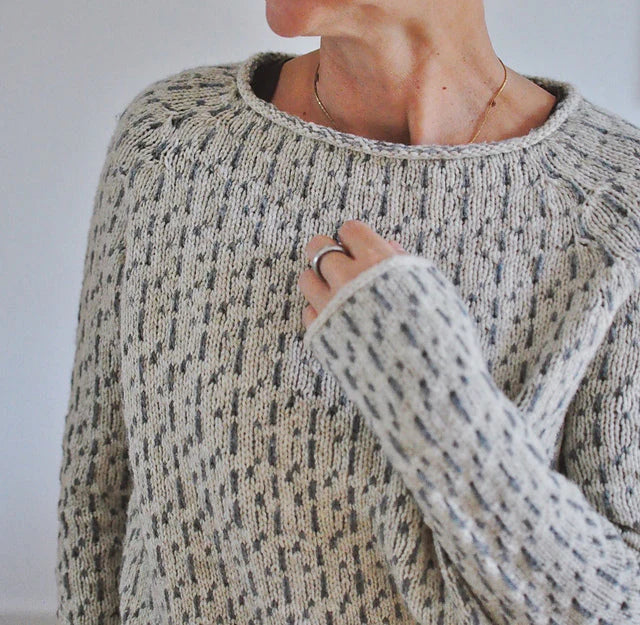 Fara - Élégant pull-over gris avec une encolure en forme de botte en U très tendance