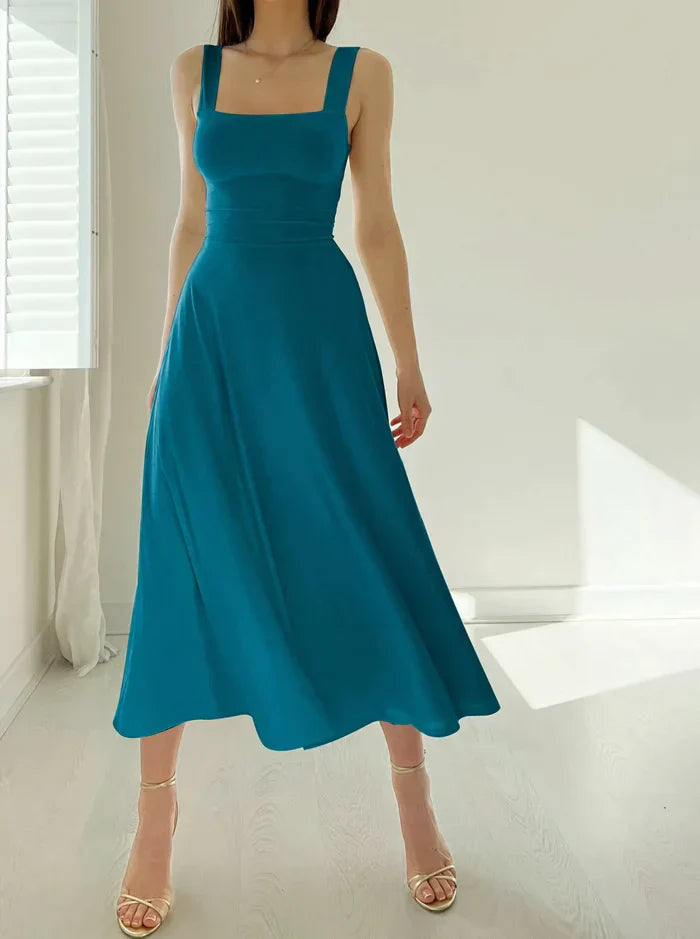 Mini robe cintrée chic avec larges bretelles élégantes